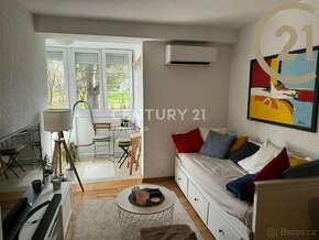 Prodej bytu 2+kk (43 m2) se zaskleným balkonem, pouhých 100  - 1