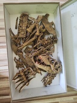 Kostra dinosaura a šachy HP z časopisu