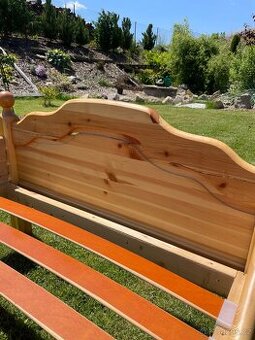 Dřevěnou postel s roštem a matrací