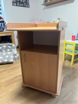 Skříňka s přebalovacím pultem