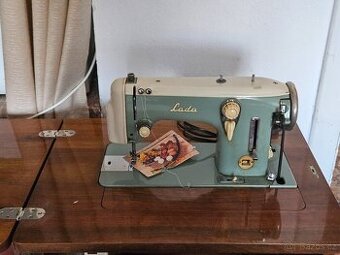 Šicí stroj Lada