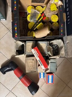 Hilti vstřelovací pistol + náboje a hřeby