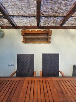 VYŘEZÁVANÁ DŘEVĚNÁ POLIČKA