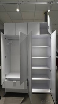 Bílá šatní skříň