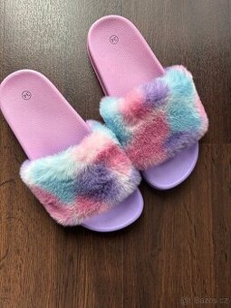 Chlupatkové pantofle 34