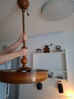 Dřevěný starožitný lustr