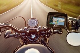 GPS navigace iGO Primo na motorku.