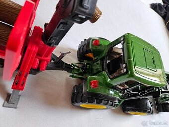 Bruder - traktor s lesním nakladačem
