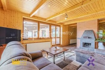 Prodej rodinného domu 5+1 333 m2, pozemek 2 555 m2 - Bzenec,