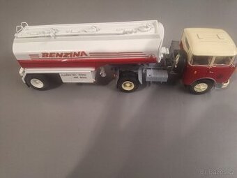 Tahač Škoda 706 RTTN zo