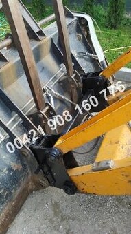 Nový rychloupínač + paletizační vidle na JCB 3/4CX bagr