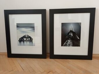 Zarámované fotografie v černobílém provedení