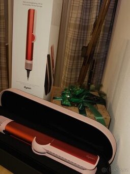 Dyson Airstrait