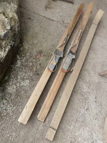 Staré dřevěné lyže - ručně dělané doma