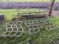 Nesené brány s kultivátorem a zátěží