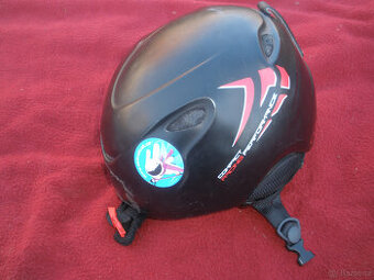 prodám dětskou helmu na lyžování