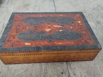 Dřevěná šperkovnice