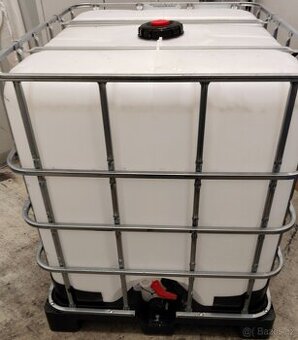 Prodám plastové nádrže 1000 L