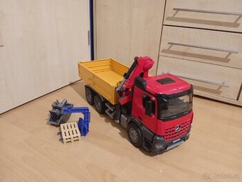 Bruder náklaďák mercedes arocs s hydraulickým ramenem