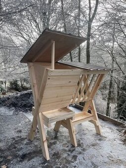 Dřevěný krmelec pro zvěř – na seno i zrno