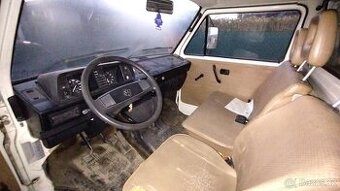 Predni sedadla VW Transporter T3 a mezistena s oknem