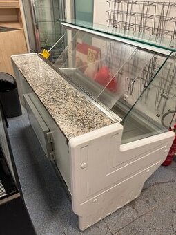 Pultová prosklená vitrína Zoin Hill 150