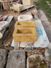 Kamenné květináče a koryta