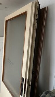 starší bílé dveře