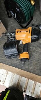 Hřebíkovací pistole Bostitch.  Vertikální kompresor
