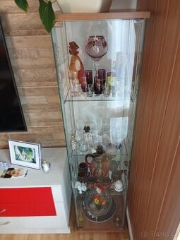 Skleněná vitrína bez obsahu