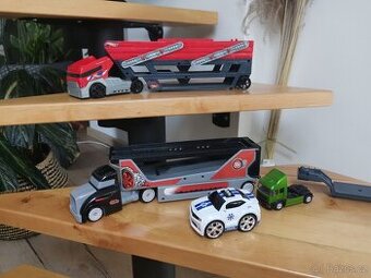 Kamiony a auto vydavající zvuky