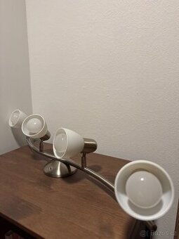 Stropní svítidlo s 4 LED žárovkami