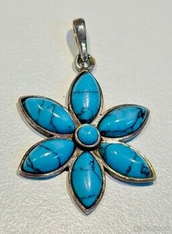 Stříbrný přívěšek s přírodními tyrkysy květina