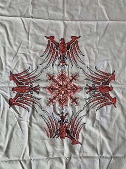 PRODÁM STARÝ VYŠÍVANÝ UBRUS SE ČTYŘMA NĚMECKÝMA ORLICEMA