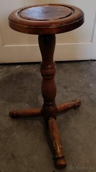 Dřevěný stojan na květiny