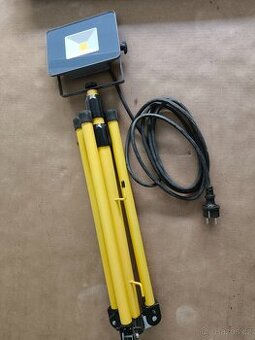 Led reflektor se stativem