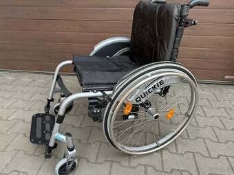 Invalidní vozík, stříbrné blatníky, 51 cm šíře sedu