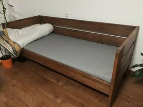 masivni postel
