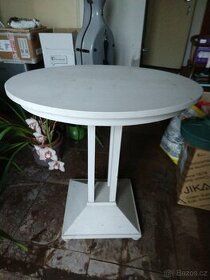 Kulatý dřevěný stůl bílé barvy