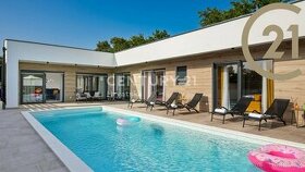Prodej rodinného domu 4+kk (220 m2) s bazénem a letní kuchyn