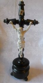 Kříž stojací s porcelánovým Kristem