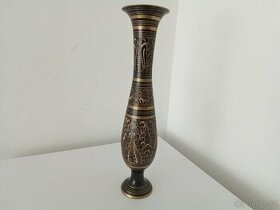 Indická, mosazná váza s dekorem