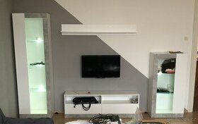 TV stěna, obývací stěna (bílá/beton)