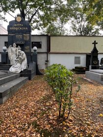 rodinná hrobka u vstupní brány - Olšanské hřbitovy, Praha 3
