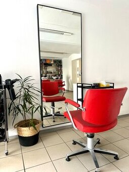 Kadeřnické křeslo v zavedeném salonu DEL VERO.SALON