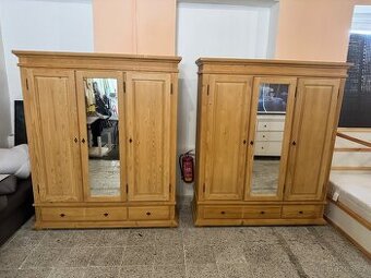 2x krásné dřevěné šatní skříňě z masivu se zrcadl.