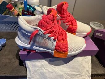 Nike LeBron Witness8