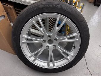 Sada disků a letního pneu Tesla Y 19”