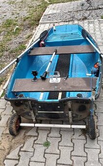 Rybářská loďka s motorem Mercury 2,5HP
