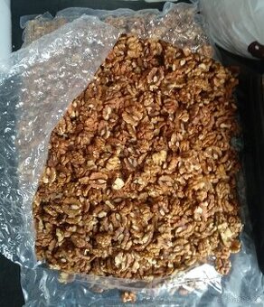 nabízím prodej loupaných vlašských ořechů